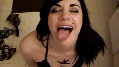 A mulher fez um broche ao casal e apalpou-lhe a pila em vídeo pornô coroas frente à webcam.