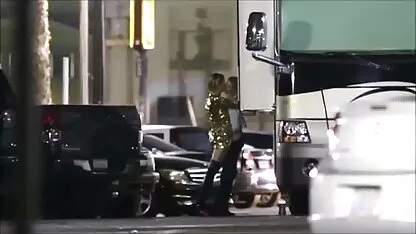 Fode a vídeo pornô velha transando beleza dos cães no sofá