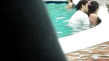 Linda menina de 18 anos fodida no vídeo pornô de coroas morenas rabo no sofá
