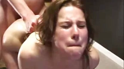 A rapariga filmes pornos com coroas brasileiras masturba-se com vibrador no chão do quarto.