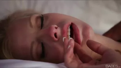 A jovem masturba-se na cama em xvídeos pornô de coroas frente à webcam.