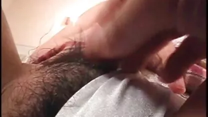Um homem a comer uma mulher negra no rabo coroas pono na mesa de massagens