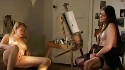 Uma mulher linda encheu-se de vibrador anal em frente à vídeo pornô de coroas morenas webcam.