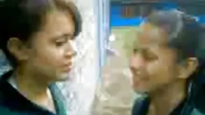 As jovens russas levaram o probóscide do pornozinho coroas amante na boca depois de foderem no clube da sanita.