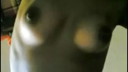 Um tipo novo a comer uma mulher pornô de 50 anos na vagina e um idiota através de um buraco nas meias.