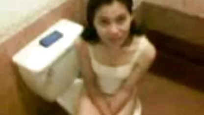 Asiático sentado no vibrador montado na só coroas pornô mesa