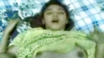 Rapariga russa a dançar com o peito nu em frente vídeo pornô com as coroas a uma webcam