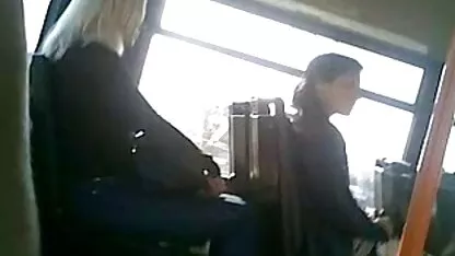 A rapariga pornôs coroas tira o espartilho azul e senta a rata na máquina do sexo
