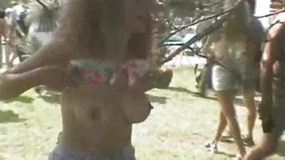 Rapariga com camisas cor-de-rosa sentada em cima de uma máquina vídeo pornô de coroas transando de sexo com buraco anal