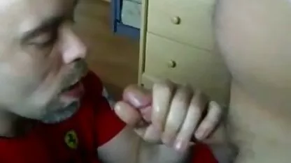 Ginastas vestindo calças amarelas perfurando o fio com o cara que bombeou filmes pornos gratis coroas