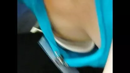 Rapariga de cabelo curto a trabalhar com a boca vídeo de pornô com coroas no pénis do namorado barbudo