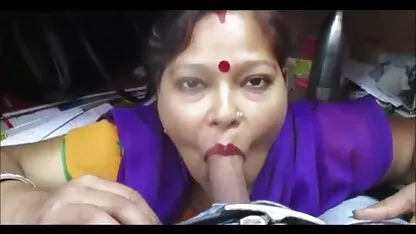 A beleza masturba-se com brinquedo sexual porno doido com coroas no sofá.