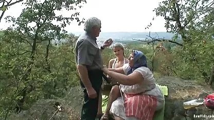 Um homem negro a três a rasgar uma videos pornos coroas brasileiras mulher branca em todos os buracos
