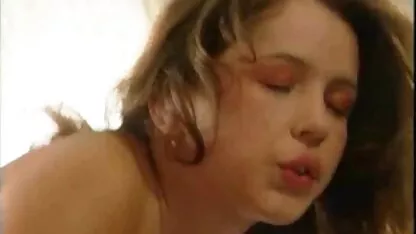 O grande busty a filme pornô só com as coroas acariciar uma pila grande com as mãos.