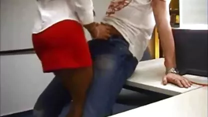 Os dois homens revezam-se a roubar a pornos coroas Rata peluda de uma Japonesa
