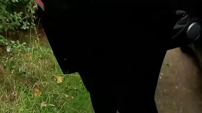 Um homem bateu na senhora gorda e rasgou a garganta na casa vídeo pornô caseiro com coroas de banho.