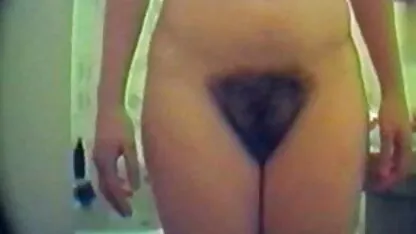 Mamilos asiáticos a acariciar vídeo pornô de coroas negras com um vibrador