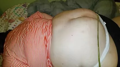Slim pussy fodendo as coroas mais gostosas do filme pornô um com o outro vibrador na cama