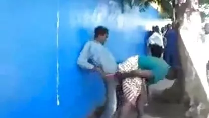 Um grupo de negros revezam o desejo Moore videos pornos brasileiros com coroas no sofá.
