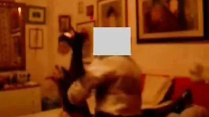 A ruiva loira sexo pornô com coroas faz um broche a um homem.