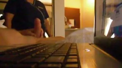 Morena de 18 anos a esfregar o rabo com óleo e uma construtora de 40 anos para a foder depois assistir filme porno com coroas do trabalho