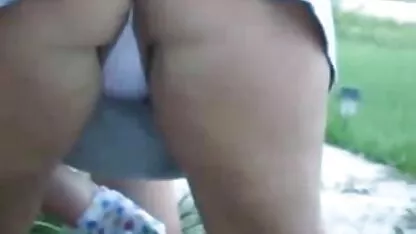 A ruiva faz um pono velhas broche ao amante na sala de estar.