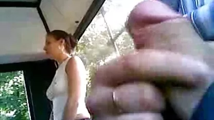 A beleza apita à assistir vídeo pornô das coroas frente dos telespectadores no chat erótico