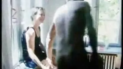 A morena faz um broche a um coroas brasileiras pornô cliente do clube de strip.