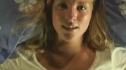 A morena filme pornô de coroas de 80 anos vai foder com a máquina do sexo na cadeira ginecológica.