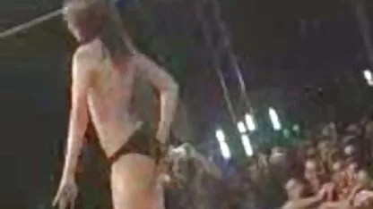 A loira ver vídeo pornô de coroas gostosas sorridente chupa o namorado perto do Sofá.