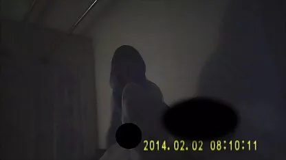 Jovem loira de vestido preto a as coroas pornô estrangular o vibrador anal em frente à webcam.
