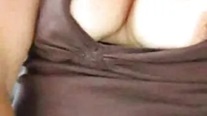 Um homem na sala fodeu a vagina latina slim depois assistir vídeo pornô de coroas gostosas de um broche.