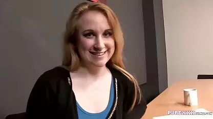 Três homens de pele escura trancados numa sala e vídeo pornô de mulheres maduras com um gangbang com uma loura magra