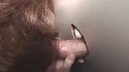 O homem na frente da videos pornograficos de velhas webcam masturbou o membro e empurrou-o para a fenda de uma morena.