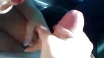 A fazer videos de sexo gratis com coroas um broche enquanto o namorado dela está a ver televisão.