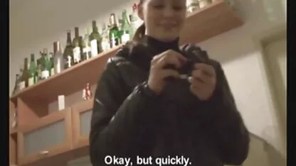 O idiota vídeo de pornô só as coroas gostosas pôs a sua jovem mulher no pénis.