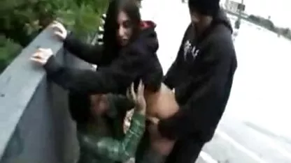 Uma rapariga com uma tatuagem chupa uma pila grande no salão para vídeo de pornô das coroas o seu mestre.