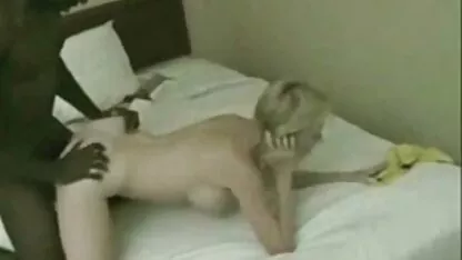 O instrutor de Fitness fritou duas MILF na vagina depois do treino na casa de sexo pornô com coroas banho.