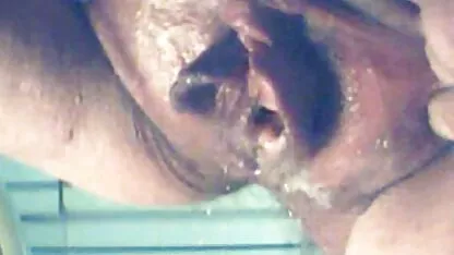 Um homem a filmar um broche xvídeos pornô coroas gostosas feito por uma amante.