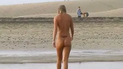 Depois do sexo, uma morena de meias fica com o cum na cara. as coroas pornô