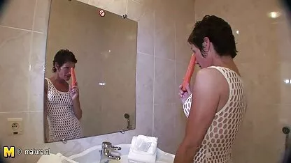 Uma sexo com brasileiras velhas morena elegante no chão a lubrificar o corpo