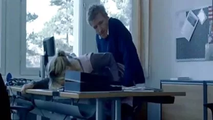 Um amigo pôs um Pénis Grande na boca de um estudante pornô de mulher de 50 anos de 18 anos.