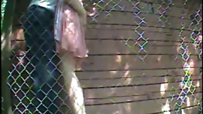 As raparigas video de sexo com coroas gostosas praticam golfe cor-de-rosa em órbita e dão pus à namorada