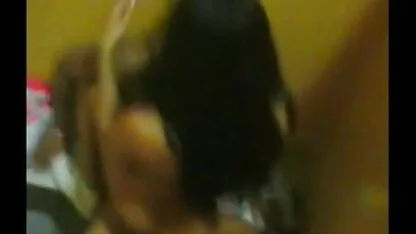 O homem pontapeou O Asiático no colchão de ar perto videos pornos com coroas brasileiras do lago no caminho.