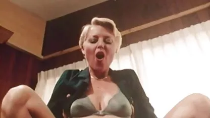 Um homem melhores coroas porno fodeu uma MILF magra com seios pequenos no rabo