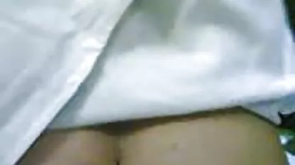 Loura Gira vira pormo coroas melões grandes em frente à webcam