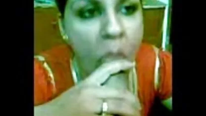 Macho no relógio a perder uma rapariga com vídeo pornô com coroas gostosas seios pequenos no jardim