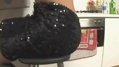 Mãe Busty nas escadas a brincar com um grande vibrador pornp coroas
