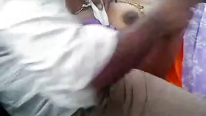 Um homem de pele escura estava a olhar pornô coras para uma tia adulta a posar Cowgirl na vagina.