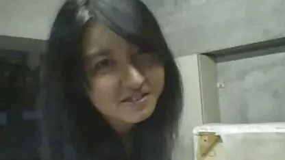 Krala, com seios grandes, vídeo pornô com coroas gostosas masturba a vagina dela com vibrador.